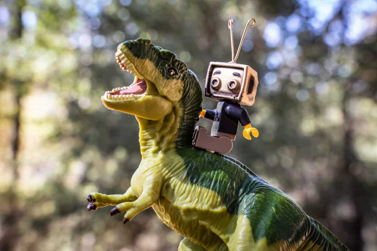 Featured Image Goldie rides Rexy - @teddi_toyworld